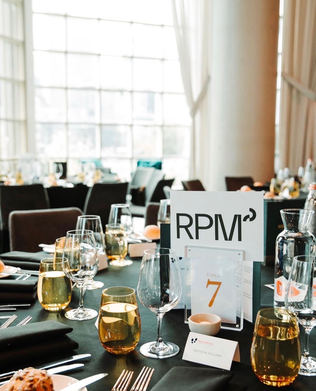 Table styling and place settings at a 4QTR event